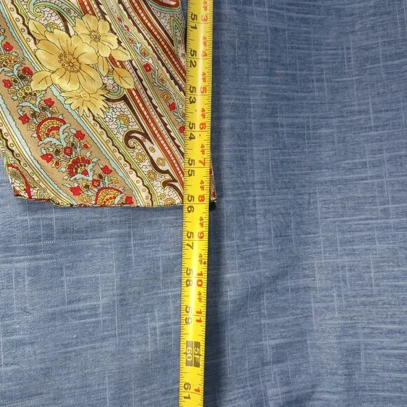 1960's White Fur Scarf with Paisley Silk Lining - Picture 5 of 5